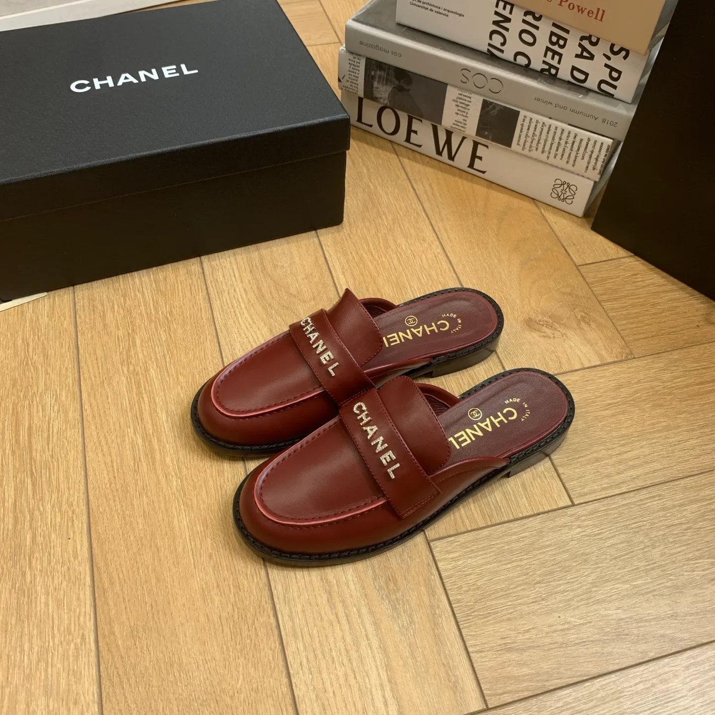 👟👟Ex-factory price 600👟👟 🍀2025 spring and summer new Chanel Chanel small diamond buckle monogram Loaf lazy half-slippers, which can be worn all year round. No matter when you wear them, they are very high-end and durable. You can attract attention when shopping on the street! Easily travel between commuting and leisure occasions, becoming a carefree fashionable and elegant woman ~ Upper: cowhide/butter Lining: lambskin Sole: Italian genuine leather outsole Size: 35-39 (40/41 customized, non-refundable and non-exchangeable